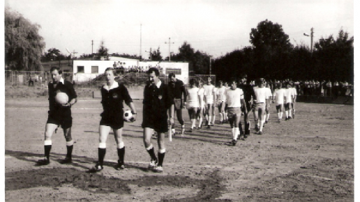 Sęp Żelechów - Stal II Stalowa Wola. Wyprowadzenie drużyn meczu III ligi w sezonie 1982/83.